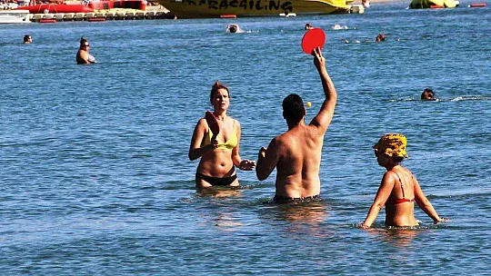 TURİSTLER BODRUM'U TERK ETMİYOR, DENİZ KUM VE GÜNEŞİN TADINI ÇIKARIYOR