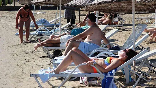 TURİSTLER BODRUM'U TERK ETMİYOR, DENİZ KUM VE GÜNEŞİN TADINI ÇIKARIYOR