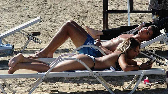 TURİSTLER BODRUM'U TERK ETMİYOR, DENİZ KUM VE GÜNEŞİN TADINI ÇIKARIYOR