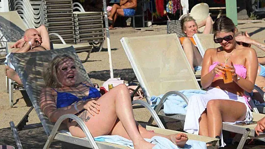 TURİSTLER BODRUM'U TERK ETMİYOR, DENİZ KUM VE GÜNEŞİN TADINI ÇIKARIYOR