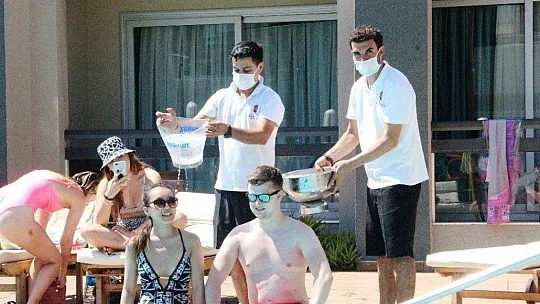 Turistler kova kova buzlu su ile serinlemeye çalışıyor