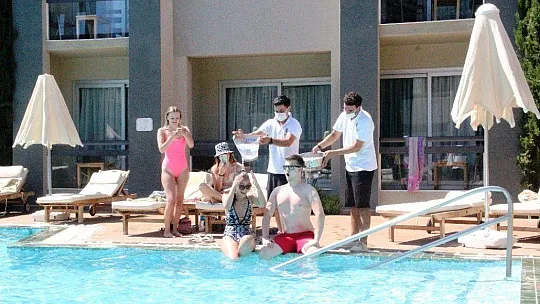 Turistler kova kova buzlu su ile serinlemeye çalışıyor