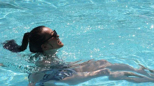 Turistler kova kova buzlu su ile serinlemeye çalışıyor