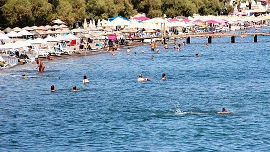 Turistler kova kova buzlu su ile serinlemeye çalışıyor