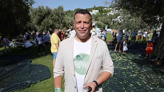 Turistler tatili bırakıp zeytin topladı