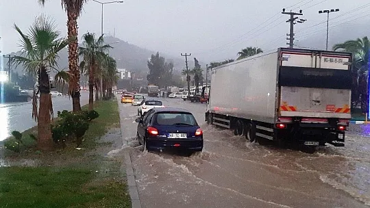 Turizm cenneti Bodrum'u sağanak vurdu