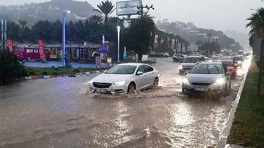 Turizm cenneti Bodrum'u sağanak vurdu