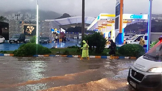 Turizm cenneti Bodrum'u sağanak vurdu