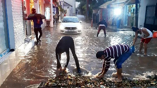 Turizm cenneti Bodrum'u sağanak vurdu