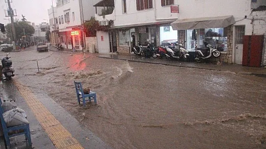 Turizm cenneti Bodrum'u sağanak vurdu