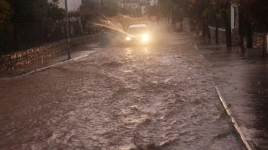 Turizm cenneti Bodrum'u sağanak vurdu