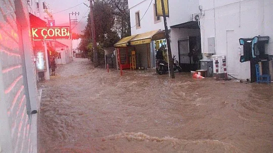 Turizm cenneti Bodrum'u sağanak vurdu