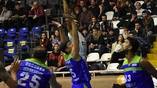 Neal, triple double yaptı, zirvede kaldı 79-84