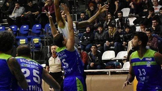 Neal, triple double yaptı, zirvede kaldı 79-84
