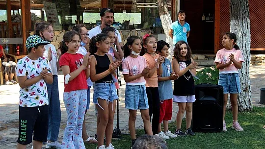 Türkiye'de ilk defa 'Telafidebendevarım' şarkısını seslendirdiler