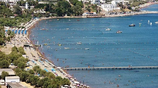 Türkiye'nin en temiz koylarından Kargı'da denizin, güneşin tadını doyasıya çıkarıyorlar