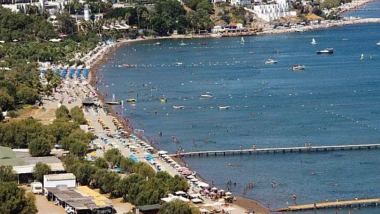 Türkiye'nin en temiz koylarından Kargı'da denizin, güneşin tadını doyasıya çıkarıyorlar