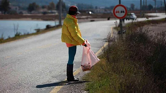 Tuzla Sulak Alanı'ndan 2 saate 33 poşet çöp çıktı