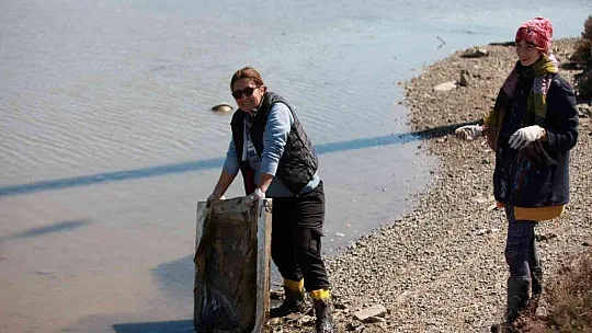 Tuzla Sulak Alanı'ndan 2 saate 33 poşet çöp çıktı