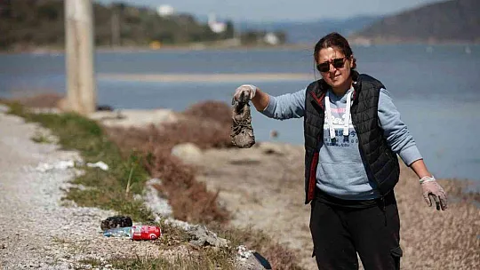 Tuzla Sulak Alanı'ndan 2 saate 33 poşet çöp çıktı