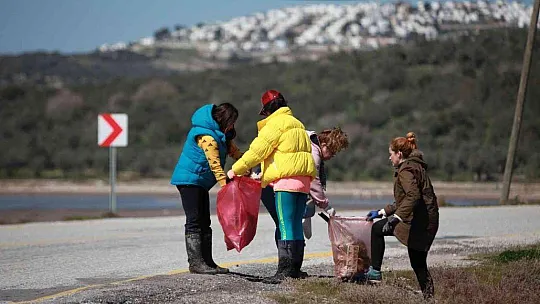 Tuzla Sulak Alanı'ndan 2 saate 33 poşet çöp çıktı
