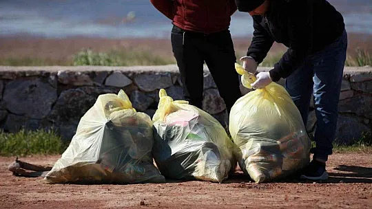 Tuzla Sulak Alanı'ndan 2 saate 33 poşet çöp çıktı