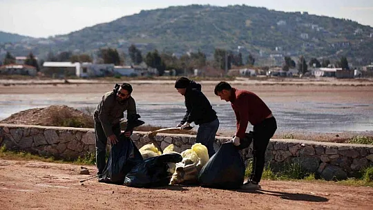 Tuzla Sulak Alanı'ndan 2 saate 33 poşet çöp çıktı