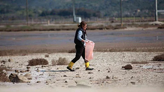 Tuzla Sulak Alanı'ndan 2 saate 33 poşet çöp çıktı