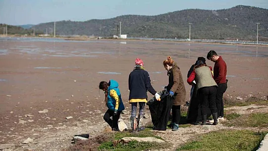 Tuzla Sulak Alanı'ndan 2 saate 33 poşet çöp çıktı