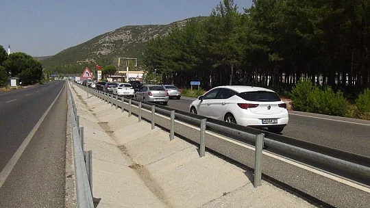 Üç aracın karıştığı kaza sonrası kilometrelerce kuyruk oluştu