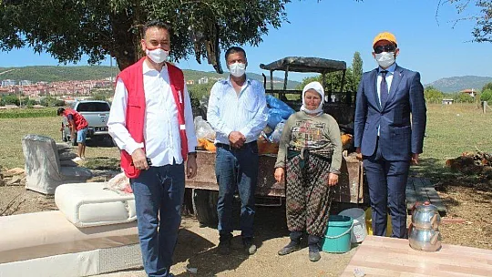 Üç gündür römorkta yaşayan ailenin yardımına Kızılay yetişti