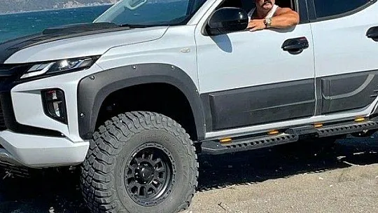 Uçuruma uçan araçta 1'i ağır 2 kişi yaralandı