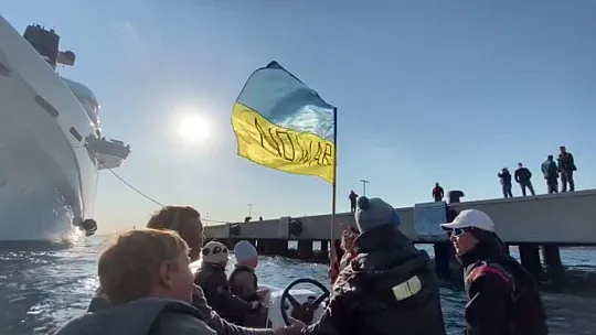 Ukraynalı yelkencilerden 'My Solaris' protestosu