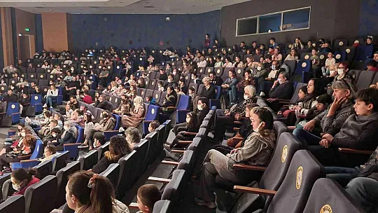 Üniversite öğrencileri çocuklar için oynadı