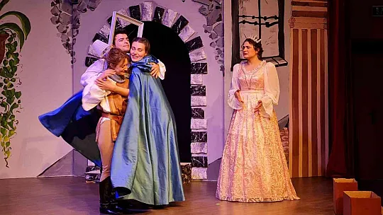 Üniversite öğrencileri çocuklar için oynadı