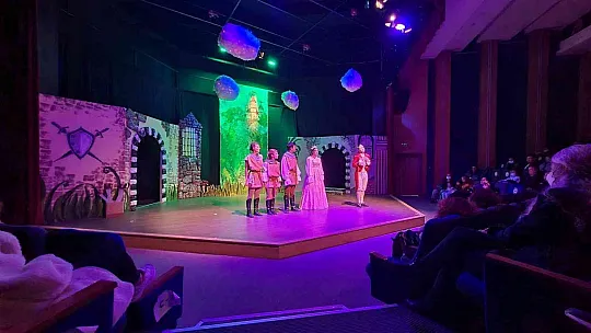 Üniversite öğrencileri çocuklar için oynadı