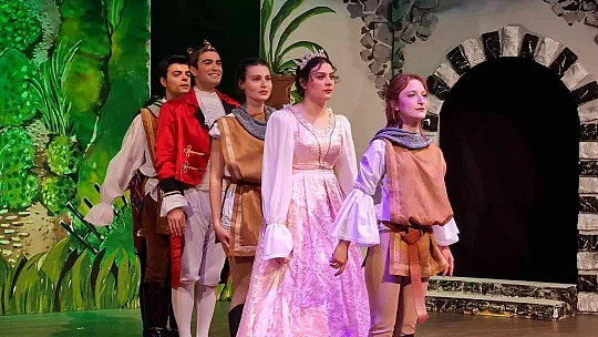 Üniversite öğrencileri çocuklar için oynadı