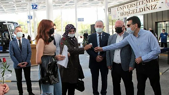 Üniversite öğrencileri karanfillerle karşılandı