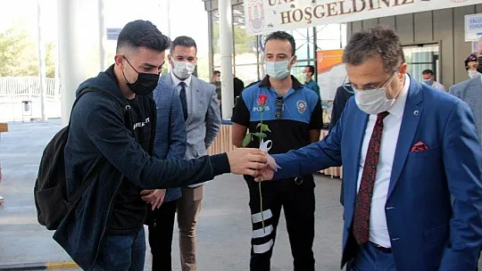Üniversite öğrencileri karanfillerle karşılandı
