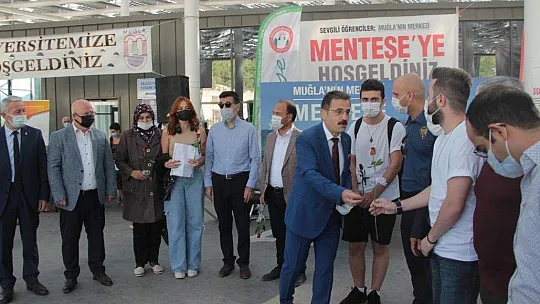 Üniversite öğrencileri karanfillerle karşılandı