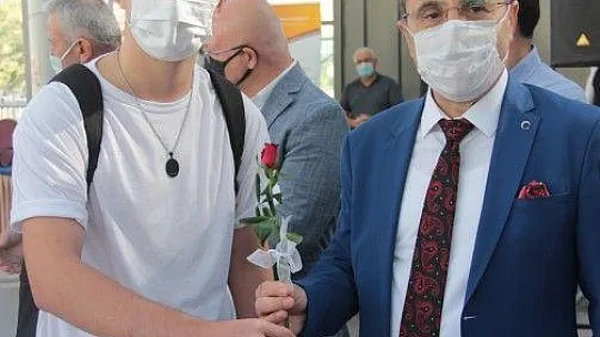 Üniversite öğrencileri karanfillerle karşılandı