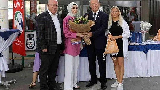 ÜNİVERSİTE ÖĞRENCİLERİNE BAŞKAN GÜMÜŞ'TEN KARANFİLLİ KARŞILAMA