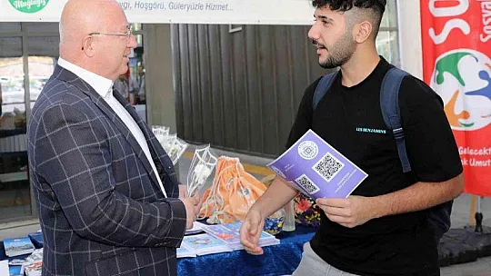 ÜNİVERSİTE ÖĞRENCİLERİNE BAŞKAN GÜMÜŞ'TEN KARANFİLLİ KARŞILAMA