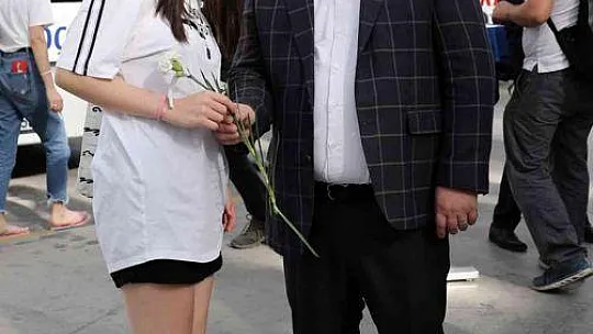ÜNİVERSİTE ÖĞRENCİLERİNE BAŞKAN GÜMÜŞ'TEN KARANFİLLİ KARŞILAMA