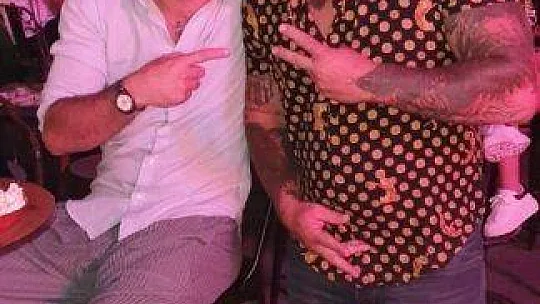 Ünlü futbolcu Arda Turan Marmaris'te hayranlarının fotoğraf istediğini kırmadı