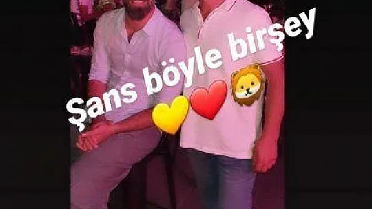 Ünlü futbolcu Arda Turan Marmaris'te hayranlarının fotoğraf istediğini kırmadı