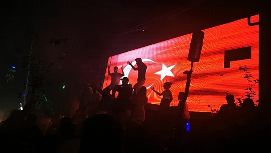 Ünlü gece kulübü Marmarislileri coşturuyor