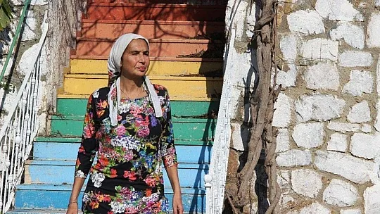 Ünlü manken tüm mal varlığını satıp köye yerleşmişti ağlaya ağlaya köy hayatını bıraktı