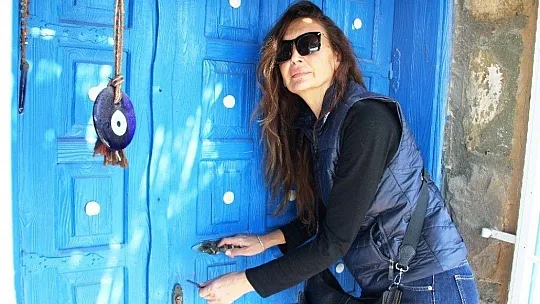Ünlü manken tüm mal varlığını satıp köye yerleşmişti ağlaya ağlaya köy hayatını bıraktı