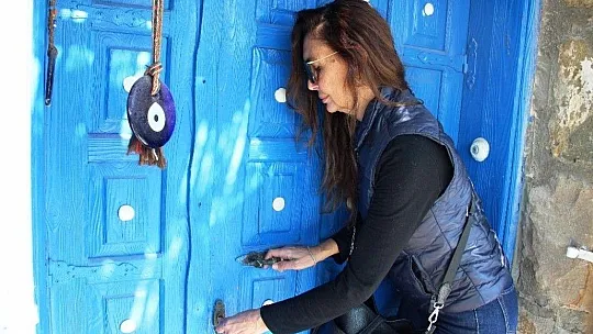 Ünlü manken tüm mal varlığını satıp köye yerleşmişti ağlaya ağlaya köy hayatını bıraktı